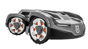 Rasender Roboter ruft nach Verstärkung auf der segelnden Yacht