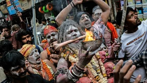 Wie die Menschen im indischen Varansi den Frühling feiern