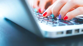 „Weiblich bleiben, anstatt das Gehabe von Männern nachzumachen“