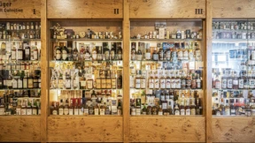 Herr über 8000 Whiskyflaschen