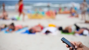 Smartphone-Stress am Strand