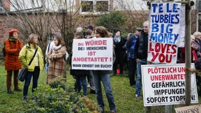 Corona-Leugner demonstrieren für Ärztin