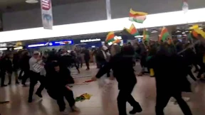 Faustkämpfe zwischen Türken und Kurden