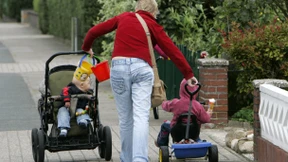 Wer Kinder hat, schuftet zehn Stunden mehr