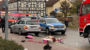 Auto rast in Zuschauer