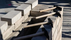 Ausreden, Aufstockung, Auftrag