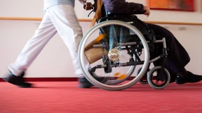 Der Pflegeberuf zieht weniger Menschen an