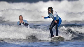 Blinde Surferin bezwingt die Wellen