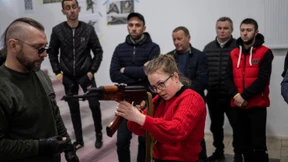 Ein Kalaschnikow-Kurs für ukrainische Frauen