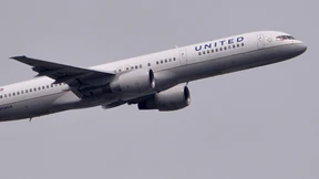 Passagier attackiert Flugbegleiter, um Tür zu öffnen