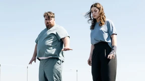 Es beginnt mit einem Mann auf dem Dach