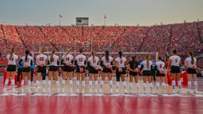 Maisschälerinnen im Stadion