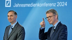 Die Deutsche Bank streicht Stellen und wechselt zum Du