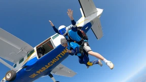 Britin feiert ihren 102. Geburtstag mit Fallschirmsprung