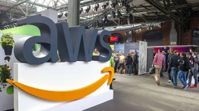 Die Sonne hinter Amazons Wolken