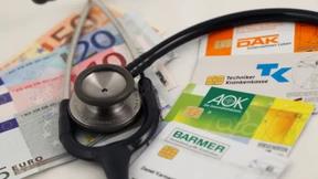 Krankenkassen geben zu viel Geld aus