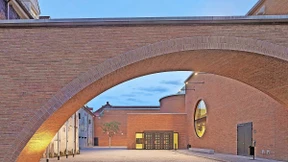 Leuchtendes Gewand, schwarzes Herz