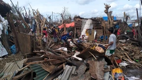 260.000 philippinische Inselbewohner nach Taifun ohne Strom