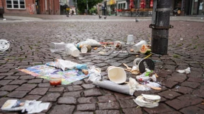 Fast-Food-Anbieter sollen Müll von Kunden aufsammeln