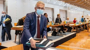 Am Tisch mit Feldmann