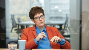 Kramp-Karrenbauer steht zu Merkels Entscheidung von 2015