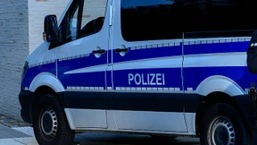 Mann schießt Beamten an