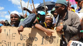 Wegsehen und  Tank prüfen 