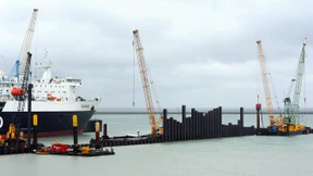 Amerikaner drohen Fährhafen