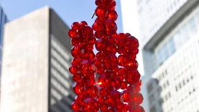 Markante Ohrringe vor gigantischer Kulisse