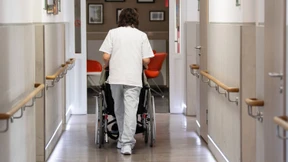 Wer finanziert die höheren Pflege-Löhne?