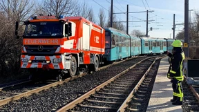 Fahrgäste verlassen U-Bahn durch Tunnel