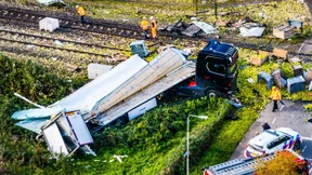 Zug rammt Lkw an Bahnübergang
