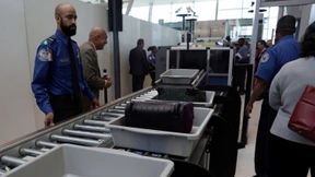 Den Revolver im Rucksack vergessen