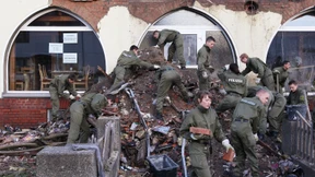 Auf dem Hochbett mit der Česká-Pistole