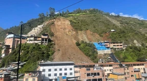 Schlammlawine begräbt dutzende Häuser unter sich