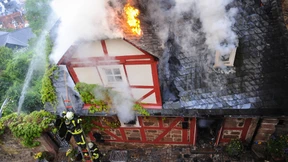 Fachwerkhaus steht in Flammen