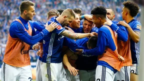 Blau und weiß im Fußballhimmel