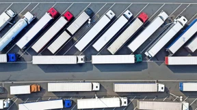 Lkw-Fahrer im Kampf um die Parklücke