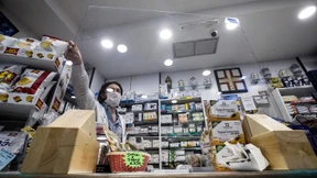 Plexiglaswände sollen Kassierer schützen