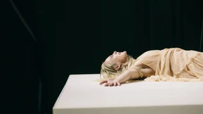 Männer, die auf Emma Bovarys Grab tanzen