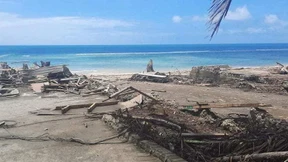 Mann wird ins Meer gespült und überlebt