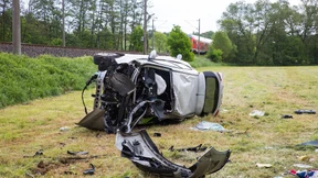 Auto stößt mit Regionalzug zusammen