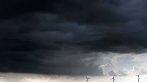 Starkregen überflutet Straßen, Züge fallen aus