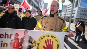 Rettungskräfte demonstrieren gegen Angriffe