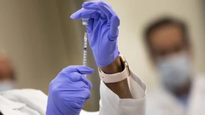 Warum die EU den Impfstoff gründlicher prüft