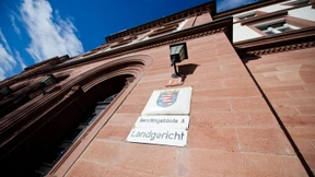 Mutter mit schlimmen seelischen Verletzungen