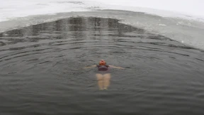 Halbnackt im schmelzenden Schnee