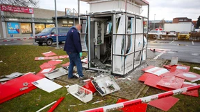 Unbekannte mit hellem Auto sprengen Geldautomaten