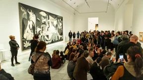 Sitzblockade vor Picassos „Guernica“