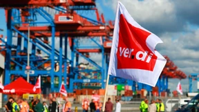 Für die Hafenarbeiter geht es um bis zu 14 Prozent mehr Lohn